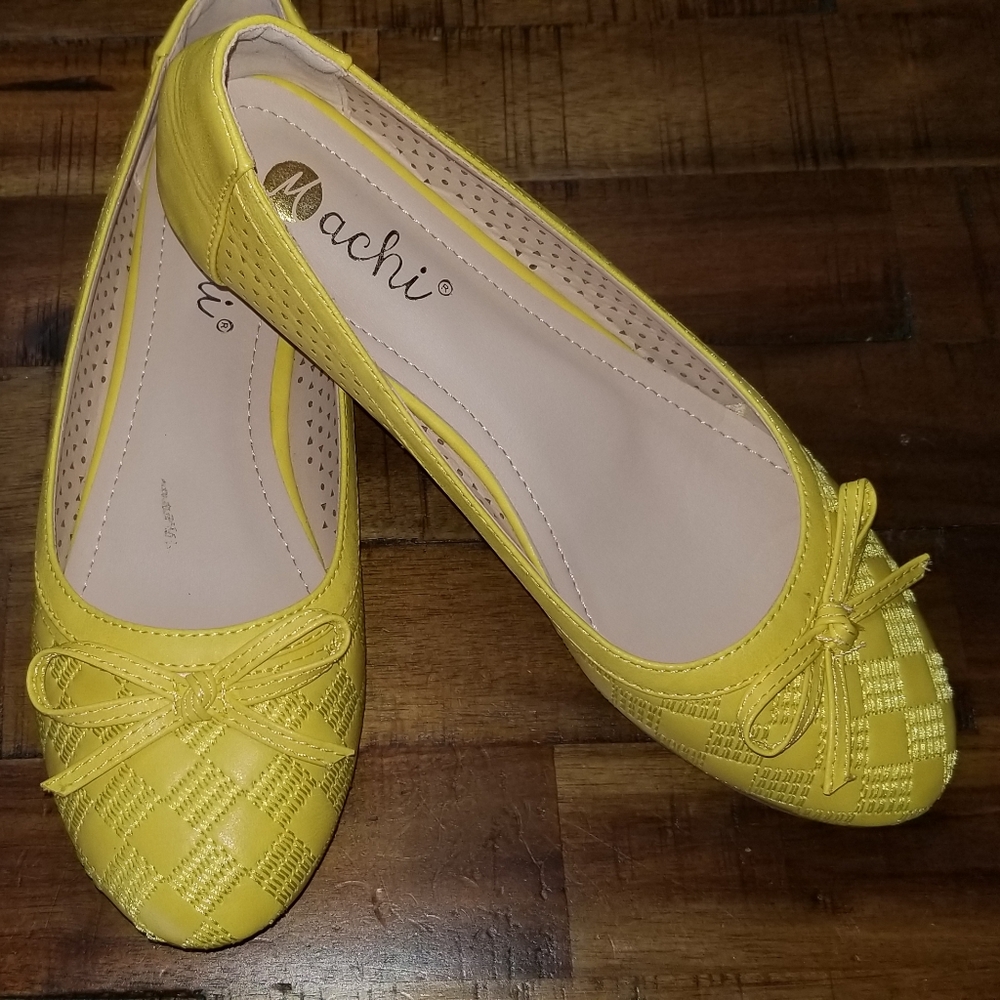 NIB Machi yellow flats